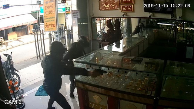 2 nghi phạm nổ súng cướp tiệm vàng ở Hóc Môn bị bắt - Ảnh 1.
