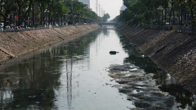 Hình ảnh những dòng sông bốc mùi ở Hà Nội mòn mỏi chờ “hồi sinh” - 5