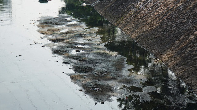 Hình ảnh những dòng sông bốc mùi ở Hà Nội mòn mỏi chờ “hồi sinh” - 6