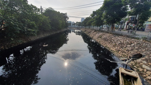 Hình ảnh những dòng sông bốc mùi ở Hà Nội mòn mỏi chờ “hồi sinh” - 3