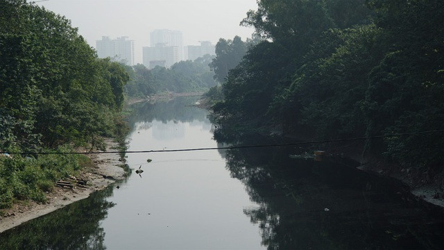 Hình ảnh những dòng sông bốc mùi ở Hà Nội mòn mỏi chờ “hồi sinh” - 4