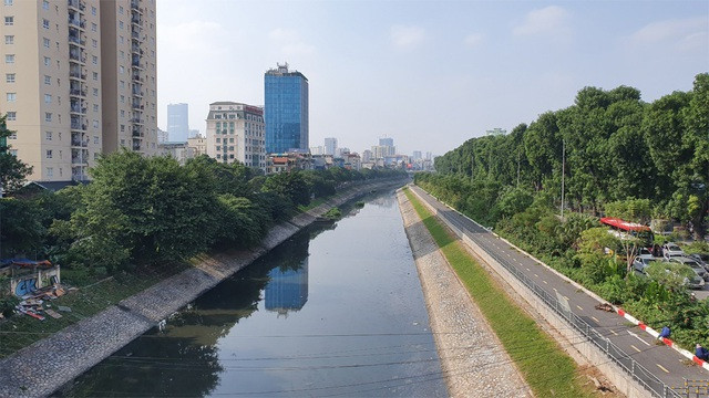 Hình ảnh những dòng sông bốc mùi ở Hà Nội mòn mỏi chờ “hồi sinh” - 12