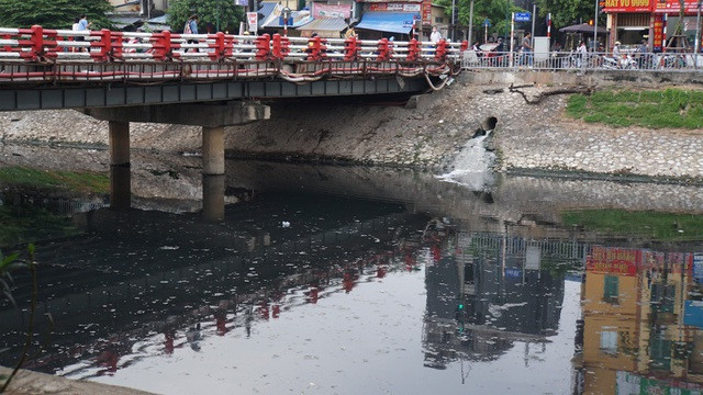 Hình ảnh những dòng sông bốc mùi ở Hà Nội mòn mỏi chờ “hồi sinh” - 1