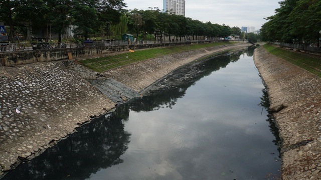 Hình ảnh những dòng sông bốc mùi ở Hà Nội mòn mỏi chờ “hồi sinh” - 7