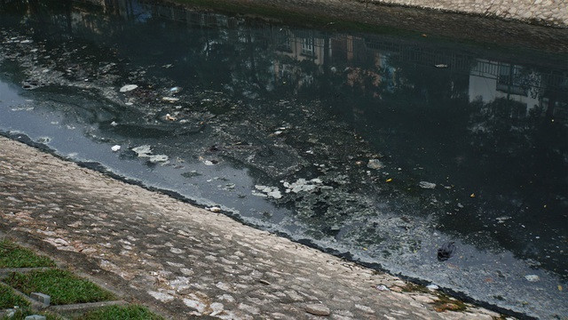 Hình ảnh những dòng sông bốc mùi ở Hà Nội mòn mỏi chờ “hồi sinh” - 8