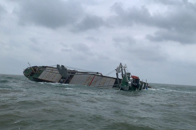 Cứu thành công 18 thuyền viên nước ngoài gặp nạn trên biển Hà Tĩnh - 1