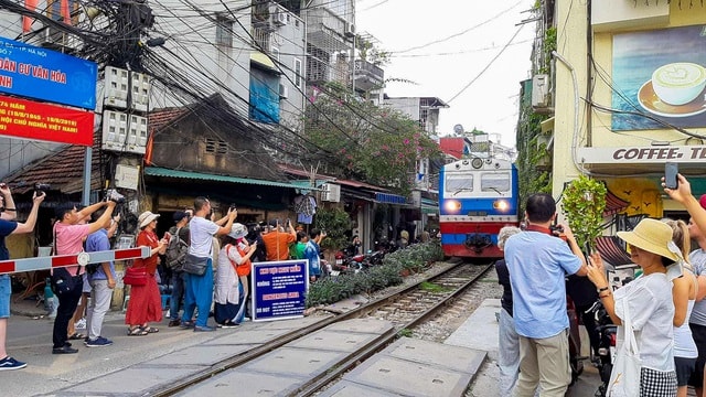 Xóm cà phê đường tàu mới vừa mở cửa đã bị khai tử - 3