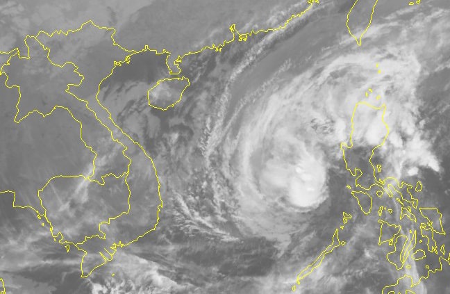 Bão Kammuri đã vào Biển Đông, khả năng chuyển ngoặt hướng di chuyển - Ảnh 2.