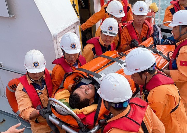 Cứu thuyền viên người Indonesia bị nạn ngoài khơi Nha Trang - 2