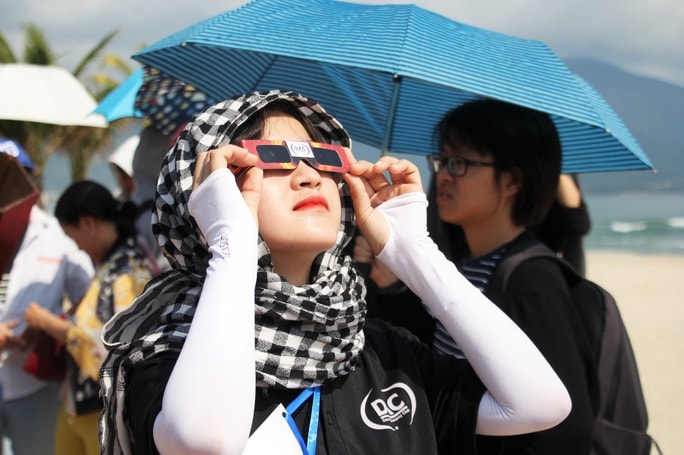 Ngắm nhật thực cuối cùng của thập kỉ bằng kính thiên văn - Ảnh 3.