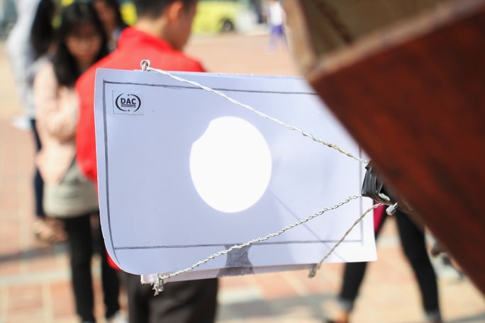 Ngắm nhật thực cuối cùng của thập kỉ bằng kính thiên văn - Ảnh 4.