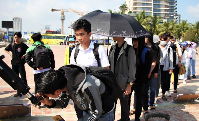 Ngắm nhật thực cuối cùng của thập kỉ bằng kính thiên văn - Ảnh 7.