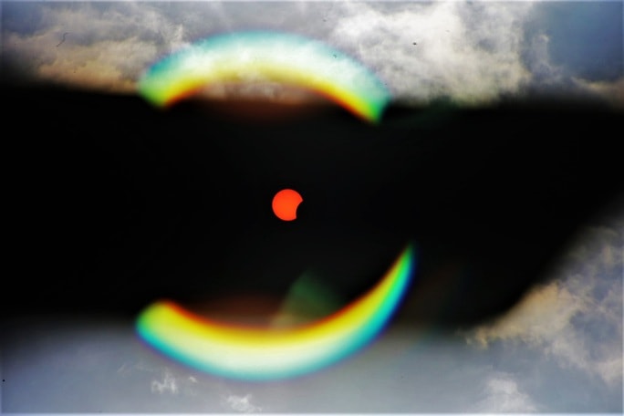 Ngắm nhật thực cuối cùng của thập kỉ bằng kính thiên văn - Ảnh 9.