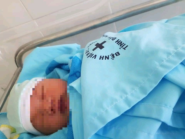 Bé trai sơ sinh nghi bị mẹ bỏ rơi trong bệnh viện - 1