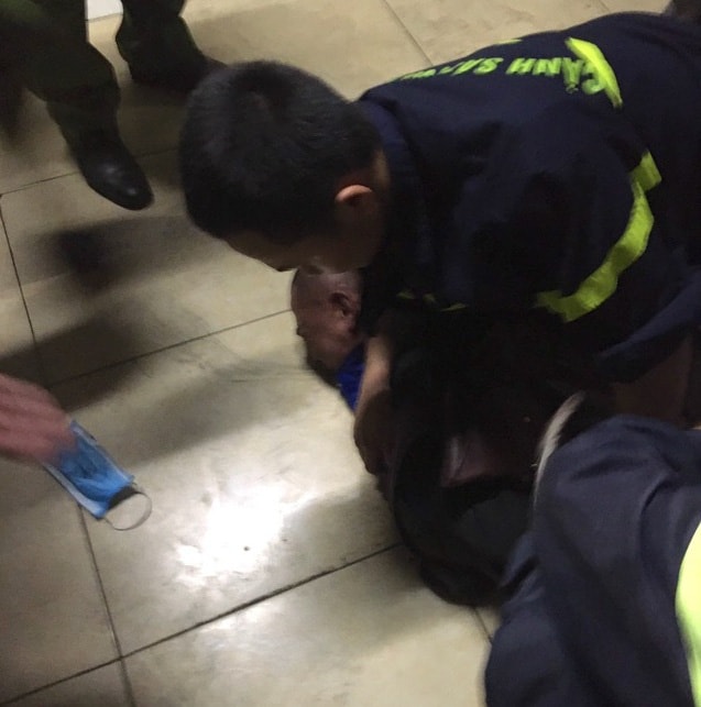 Vụ khống chế, xé quần áo nữ điều dưỡng mang thai: Khởi tố bị can, bắt tạm giam nam bệnh nhân - Ảnh 1.