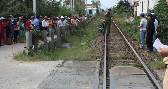 Băng qua đường ngang không gác chắn, người đàn ông bị tàu hỏa tông tử vong - 1