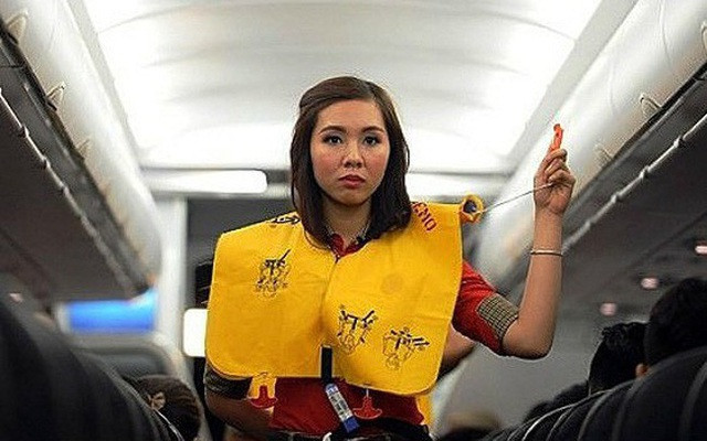Nam hành khách bị phạt nặng vì xé vỏ áo phao trên máy bay - 1