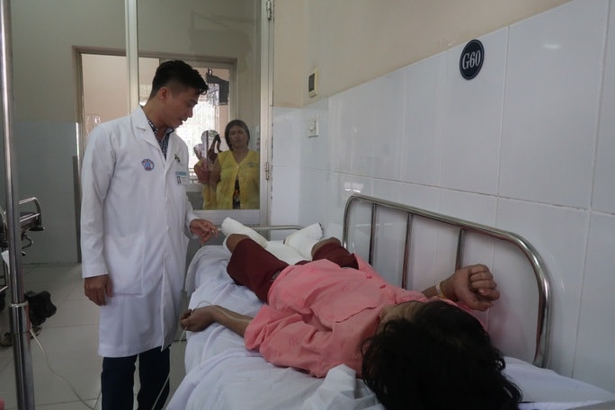 Vừa hút thuốc vừa chiết xăng, gia đình 3 người chết thảm - Ảnh 1.