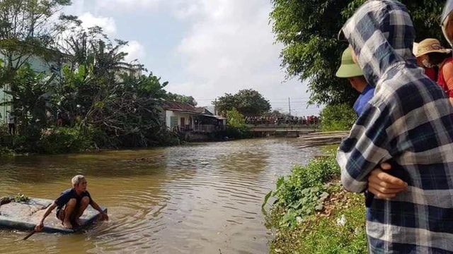 Nữ giáo viên gieo mình xuống sông, nghi do mắc bệnh trầm cảm - 1