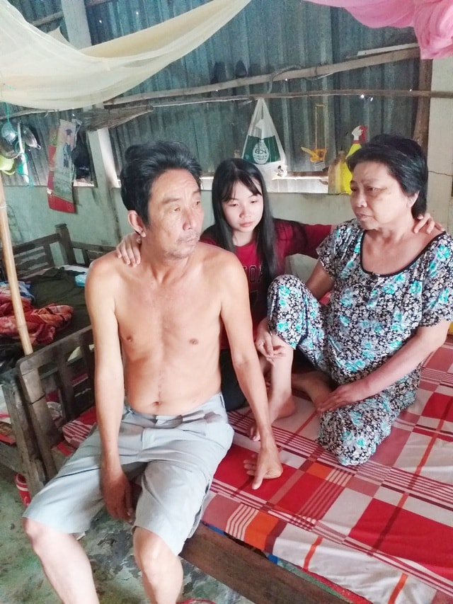 Cô gái nghẹn ngào mượn nhà lập bàn thờ cho cha - 1