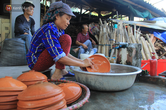 Người làng Vũ Đại đeo mặt nạ, xuyên đêm nấu cá kho bạc triệu phục vụ Tết cổ truyền - Ảnh 7.