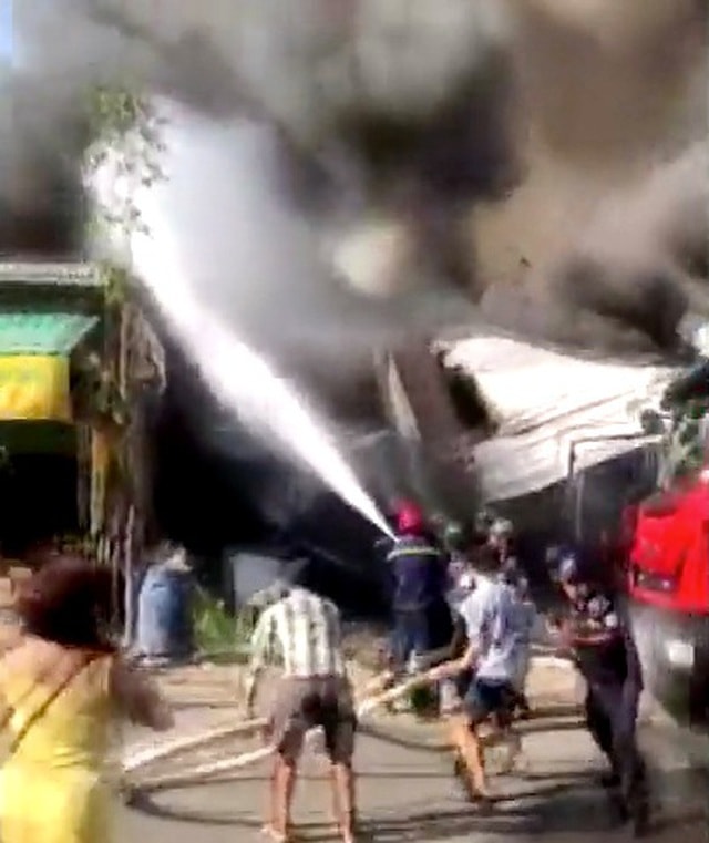 Hoả hoạn ngày đầu năm, 3 ki ốt, 2 xe tải bị thiêu rụi - 2