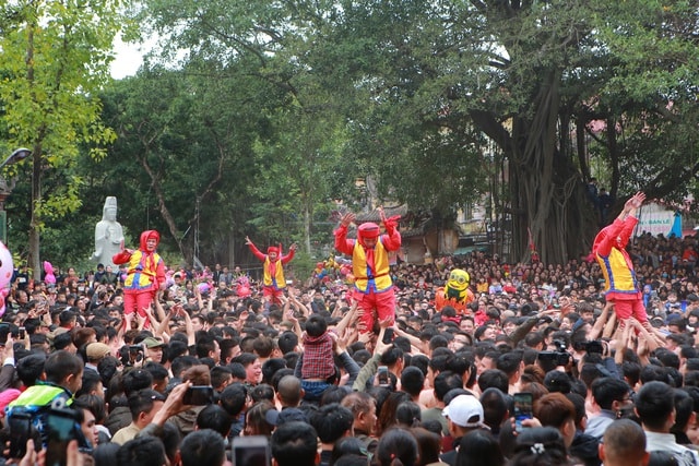 Hàng nghìn người tham dự lễ rước quả pháo khổng lồ ở Đồng Kỵ - 10