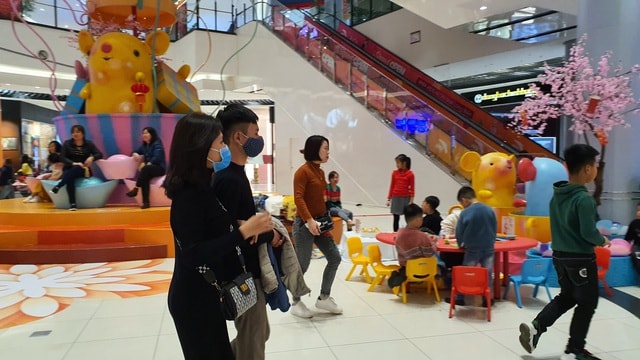 Khẩu trang y tế cháy hàng tại trung tâm thương mại, dân Hà Nội vừa chơi vừa sợ - 1