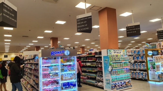 Khẩu trang y tế cháy hàng tại trung tâm thương mại, dân Hà Nội vừa chơi vừa sợ - 6