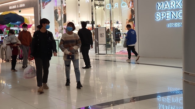 Khẩu trang y tế cháy hàng tại trung tâm thương mại, dân Hà Nội vừa chơi vừa sợ - 4