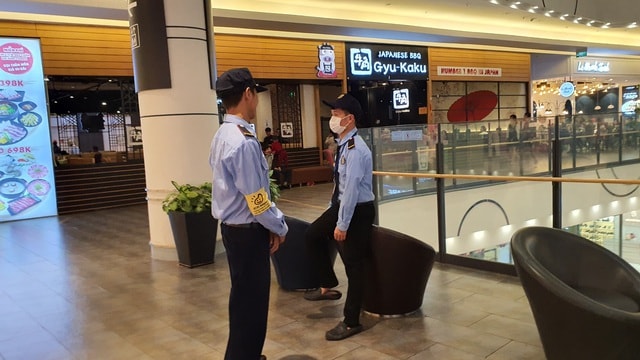 Khẩu trang y tế cháy hàng tại trung tâm thương mại, dân Hà Nội vừa chơi vừa sợ - 5