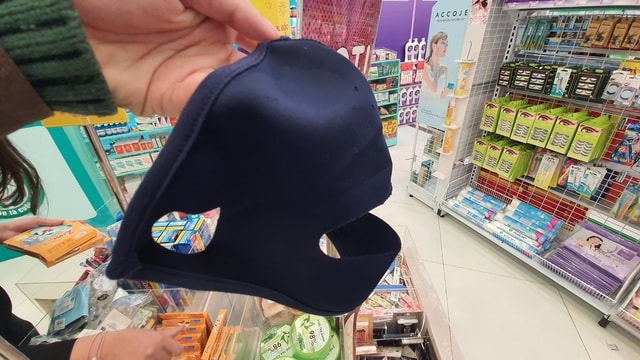 Khẩu trang y tế cháy hàng tại trung tâm thương mại, dân Hà Nội vừa chơi vừa sợ - 9