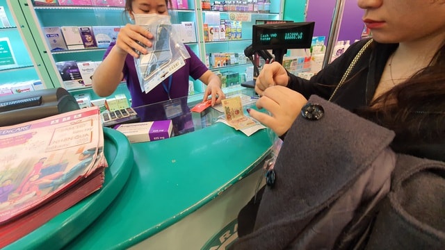 Khẩu trang y tế cháy hàng tại trung tâm thương mại, dân Hà Nội vừa chơi vừa sợ - 8