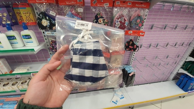 Khẩu trang y tế cháy hàng tại trung tâm thương mại, dân Hà Nội vừa chơi vừa sợ - 2