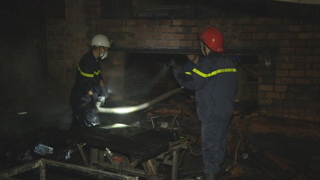 Cháy xưởng gỗ trong đêm, nhiều tài sản bị thiêu rụi - 2