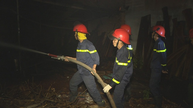 Cháy xưởng gỗ trong đêm, nhiều tài sản bị thiêu rụi - 1