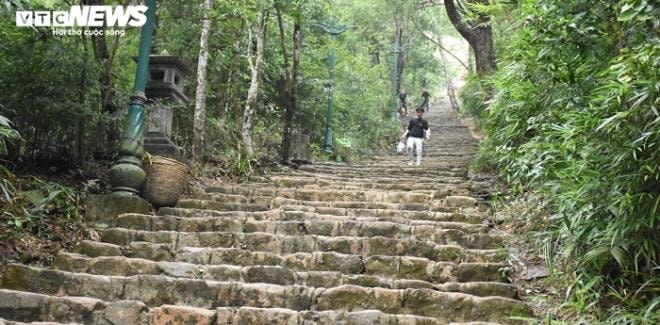 Chùa Yên Tử vắng như 'chùa Bà Đanh' trong ngày đầu năm - 11