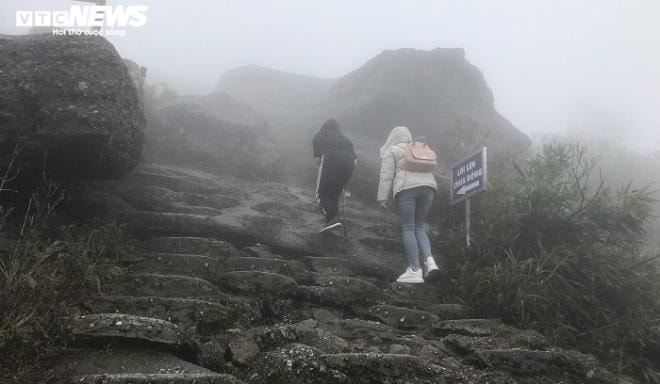 Chùa Yên Tử vắng như 'chùa Bà Đanh' trong ngày đầu năm - 15