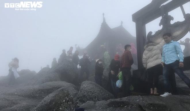 Chùa Yên Tử vắng như 'chùa Bà Đanh' trong ngày đầu năm - 19