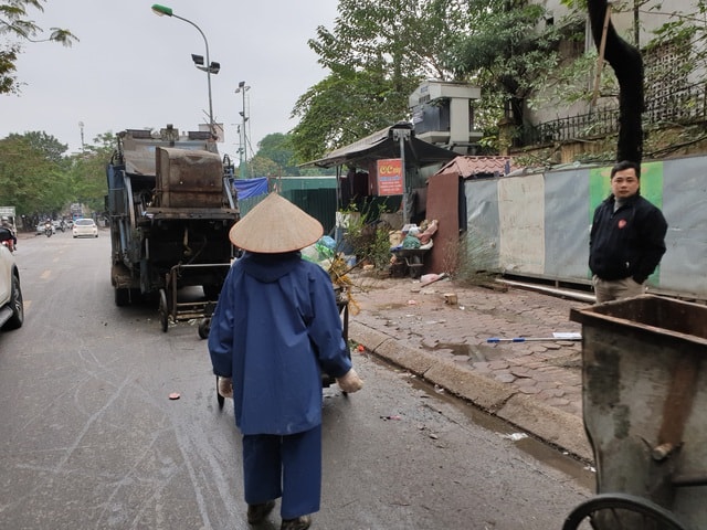 Khẩu trang y tế vương vãi khắp đường phố, công nhân môi trường vất vả thu dọn - Ảnh 6.