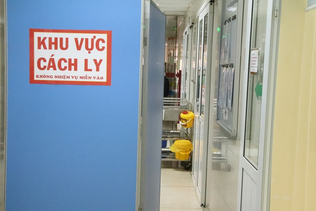 Cận cảnh khu cách ly bệnh nhân nghi nghiễm virus corona tại bệnh viện E, Hà Nội - Ảnh 2.