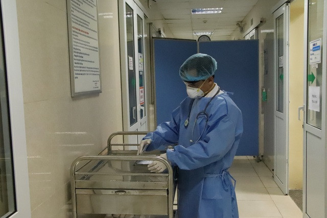Cận cảnh khu cách ly bệnh nhân nghi nghiễm virus corona tại bệnh viện E, Hà Nội - Ảnh 9.