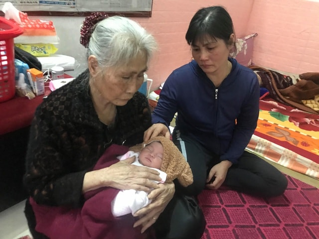 Dân làng góp bỉm, sữa, quần áo nuôi bé gái vừa chào đời đã mồ côi cha mẹ - Ảnh 1.