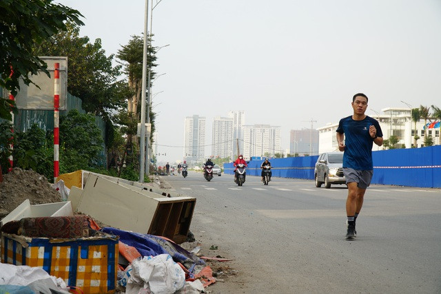 Tuyến đường huyết mạch nối 3 quận nội thành Hà Nội ngập trong rác thải - 12