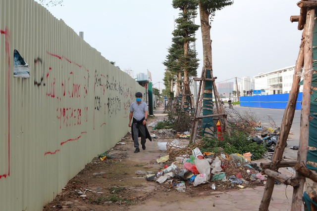 Tuyến đường huyết mạch nối 3 quận nội thành Hà Nội ngập trong rác thải - 6