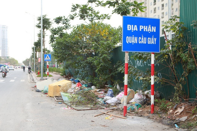 Tuyến đường huyết mạch nối 3 quận nội thành Hà Nội ngập trong rác thải - 9