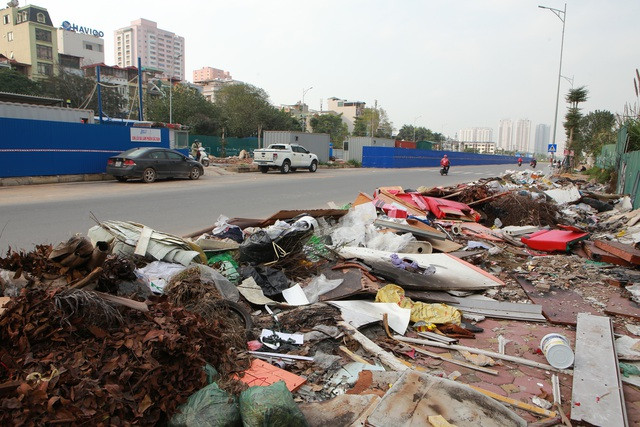 Tuyến đường huyết mạch nối 3 quận nội thành Hà Nội ngập trong rác thải - 3