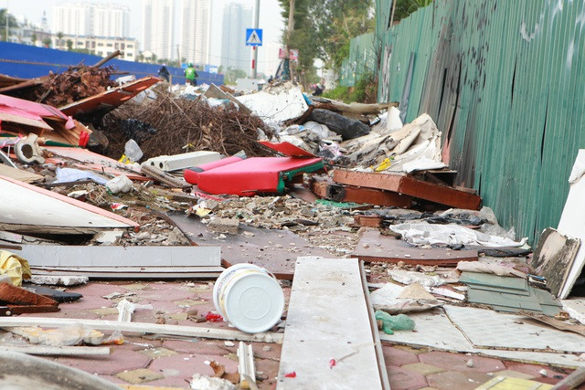 Tuyến đường huyết mạch nối 3 quận nội thành Hà Nội ngập trong rác thải - 7