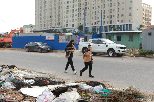 Tuyến đường huyết mạch nối 3 quận nội thành Hà Nội ngập trong rác thải - 5
