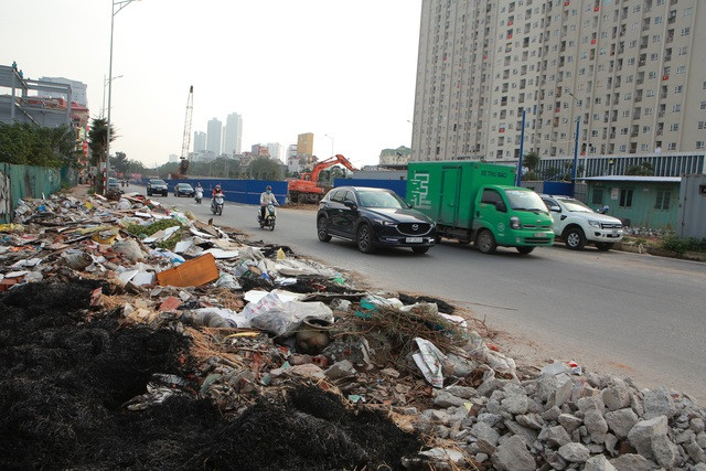 Tuyến đường huyết mạch nối 3 quận nội thành Hà Nội ngập trong rác thải - 10
